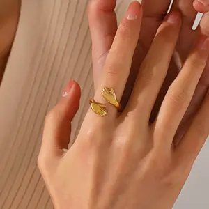 Daicy vintage tarnish free waterproof women 18k gold plated stainless steel hand hug open finger ring