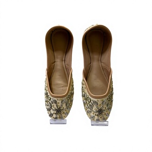 Chaussures de fête pour femmes de style traditionnel indien BS INTERNATIONAL, hautement confortables, en cuir fantaisie, brodées, personnalisables - Product Image 5