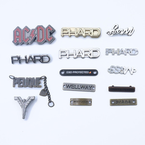 공장 새로운 디자인 브랜드 사용자 정의 금속 편지 로고 라벨 장식 모자 신발 가방 의류 금속 로고 라벨 태그 이름 플레이트 - Product Image 2