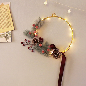 Ghirlanda Natalizia con Pigne, Bacche, Nastro e Luci Bianche Calde - Decorazione per Vetrine e Allestimenti Floreali - Product Image 3