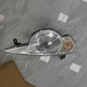 Faro Delantero SsangYong Actyon 8310131303 8310231303 Halógeno Xenón Repuesto Nuevo 12V Blanco - Product Image 1