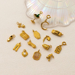Vente en gros de micro pendentifs minuscules en acier inoxydable PVD plaqué <span class=keywords><strong>or</strong></span> 18 carats pendentifs à breloques pour la fabrication de bijoux - Product Image 1