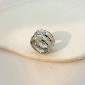 Bague large double couche en acier inoxydable plaqué or 18 carats pour femme, texture métallique, vente en gros - Product Image 6