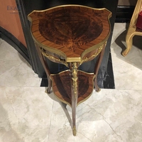 Table d'appoint triangulaire en bois massif classique britannique Accent fonctionnel et élégant pour décor de salon