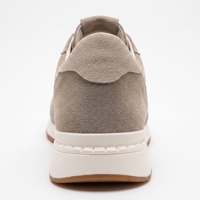 Chaussures de randonnée décontractées pour hommes, style rétro, en PU et daim synthétique, avec embout renforcé, double bande latérale blanche, à lacets, semelle extérieure en TPR couleur caramel, OEM ODM