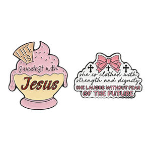 La vida es más dulce con Jesús, pin esmaltado, fe cristiana, Biblia, lazo, cruz, ella se ríe sin temor al futuro, broche, joyería - Product Image 1