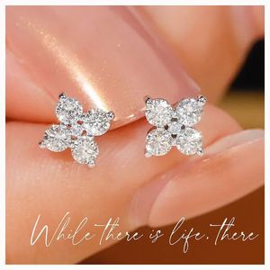 ต่างหูเพชรแท้ 0.4 กะรัต รูปใบโคลเวอร์สี่แฉก ดีไซน์ดอกไม้คลาสสิก สำหรับงานปาร์ตี้ ยี่ห้อซินฟลาย รุ่นออริจินัล ทอง 18K - Product Image 1
