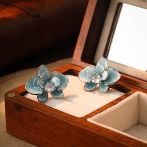 ต่างหูแบบติดหูทรงใหม่สไตล์จีนปี 2025 ประดับด้วยเพทายสีฟ้าทะเล สำหรับผู้หญิง ดีไซน์หรูหรา ทันสมัย ดึงดูดใจ ใช้งานได้หลากหลาย สีฟ้าขาวลายคราม - Product Image 3