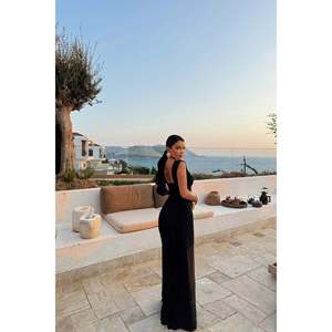Robe de soirée noire Isole avec détail rose, robe de bal longue pour femme, fente latérale, silhouette droite, taille empire, du XS au XL, pour le bal de promo - Product Image 1