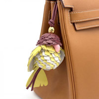 Breloque de sac en cuir faite à la main, motif oiseau, plumes superposées violettes, jaunes et blanches, bec rose, perle dorée, pendentif de sac à main