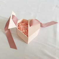 Luxuriöse Herzförmige Papier-Geschenkbox Staubiges Rosa Band-Dekor Kleine Geschenkbox für Valentinstag Süßigkeiten Präsente