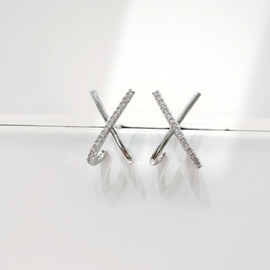 Precio de fábrica, pendientes de plata de ley 925 con cruz geométrica, pendientes minimalistas para mujer, estilo occidental, para uso diario. - Product Image 1