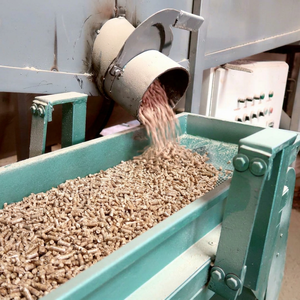 Bûches de bois naturelles de 6 mm de diamètre, 0,28 % de cendres, 3 % d'humidité, densité de 600-800 kg/m³, combustible pur pour système de chauffage en sac - Product Image 1