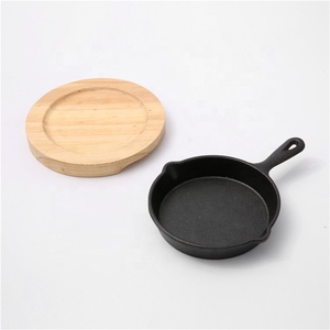 Mini poêle en fonte cocotte pré-assaisonnée avec design moderne 12cm/14cm poêle à frire de camping et plateau en bois - Product Image 6
