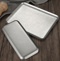 Vintage rechthoekige serveerschaal van roestvrij staal, retro matte metalen dienblad voor steak, friet, brood, augurken, koffieshop.