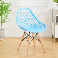 Chaise de salle à manger moderne en plastique PP creux, inspirée des pieds en bois massif, pour la maison, le café, l'hôtel, le restaurant