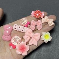 Lot de 60 breloques plates roses en forme de nœud, bonbon, sucette et fleur, style Y2K Kawaii, pour décoration de coques de téléphone et d'iPad, et artisanat