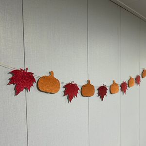 Bannière de remerciement pour la récolte d'automne, décorations en lin, feuilles d'érable et citrouilles scintillantes pour fête en plein air - Product Image 4