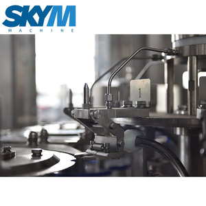 Machine de remplissage de bouteilles de boissons <span class=keywords><strong>SKYM</strong></span> 2000BPH 3 en 1 entièrement automatique pour eau minérale pure A à Z, installation complète pour petites productions - Product Image 3