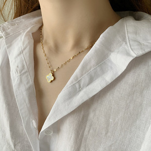 Collar de Trébol de Cuatro Hojas para Mujer, Cadena de Labios de Acero de Titanio, Colgante Minimalista, Joyería de Moda Nueva de 2025 - Product Image 3