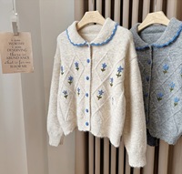 2026 Damen Strickjacke mit Blumenstickerei, Peter-Pan-Kragen, Rautenmuster, Knopfleiste, Langarm, Locker Geschnitten, Weiche Oberbekleidung