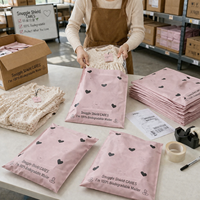 Enveloppes d'expédition roses en polyéthylène co-extrudé (LDPE) biodégradable avec logo personnalisé pour vêtements – Vente en gros