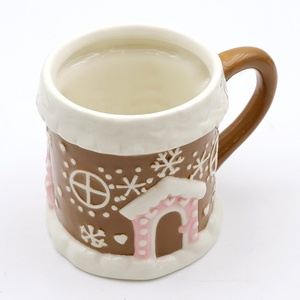 Tasse à café/chocolat chaud en céramique, motif maison de pain d'épices nostalgique en 3D, gaufrée, faite à la main, cadeau de Noël mignon et personnalisé - Product Image 4
