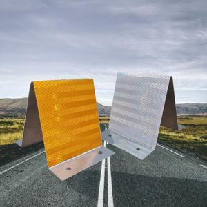 Delineateur rectangulaire jaune et blanc en aluminium rétroréfléchissant pour tunnels routiers, ponts et marquage routier - Product Image 6
