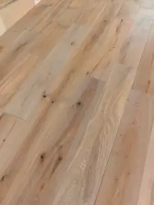 Suave impermeable UV acabado francés roble blanco sólido suelo de madera dura estilo de sala de estar moderna con alta calidad