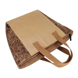 Bolso tote vintage de lona y corcho con asa de hombro, ecológico, con diseño de grano de madera de café de Vietnam y detalles de corteza - Product Image 5