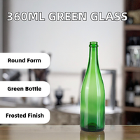 Bouteille vide en verre borosilicate vert avec surface décorée et bouchon à vis pour liqueurs, spiritueux et whisky