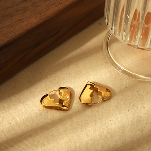 Heart-Shaped <b>Titanium</b> Steel <b>Stud</b> Earrings 18K Gold Plated For Gift Fashion Jewelry - Product Image 3
