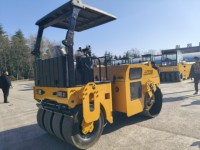 Livraison Rapide – Compacteur Vibratoire Routier Lutong 6 Tonnes à Pneus et Tambour LTC206P 200N/cm – Engin de Construction Routière en Stock