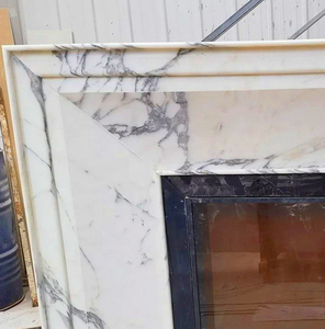 Luxueuze binnenhaardomranding van klassiek Frans wit handgesneden natuursteen marmer, religieus sculptuur - Product Image 5