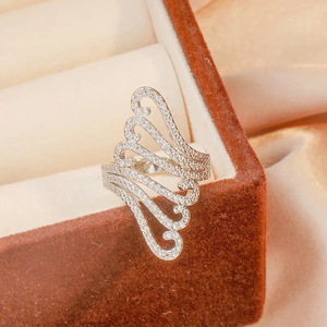 Anello alla Moda con Onde Traforate, Design Floreale Minimalista ed Elegante, Gioiello da Donna per Uso Quotidiano, Anello Statement - Product Image 2
