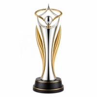 Trophée personnalisé en or, argent et noir, design aile, récompense métallique sur mesure, pointe triangulaire, OEM ODM, trophées personnalisés directement de l'usine