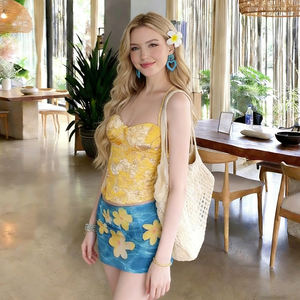 เสื้อสายเดี่ยวพิมพ์ลายดอกไม้สีเหลืองสำหรับวันหยุดพักผ่อนริมเกาะ เอวเข้ารูป โชว์หลัง เหมาะสำหรับใส่ไปเที่ยวทะเลในช่วงฤดูร้อน - Product Image 4