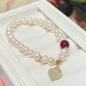 Pulsera de Perlas de Agua Dulce Redondas de Alta Calidad de 6-7 mm, Hilo Elástico con Diseño de Buena Suerte, Impecable y Libre de Núcleos - Product Image 1