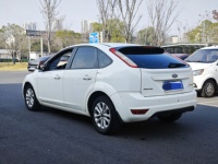 Clásico Ford Focus 2013 Manual, Confiable, Bajo Costo, con Techo Solar y Sensores Traseros, Perfecto para el Primer Auto
