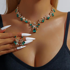 Ensemble collier et boucles d'oreilles plaqué or à motifs floraux sophistiqués, style romantique pour femmes modernes - Product Image 3