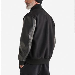 Chaqueta Universitaria de Gamuza Personalizada OEM, Chaqueta Universitaria con Mangas de Cuero para Hombre - Product Image 2