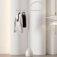Porte-vêtements moderne en métal sur pied, idéal pour une utilisation comme porte-manteau dans la chambre ou à l'entrée de la maison.