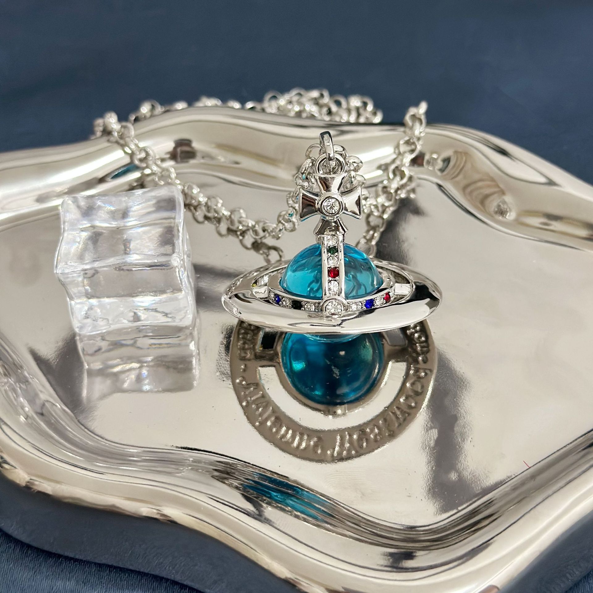 Grande sphère bleu argenté