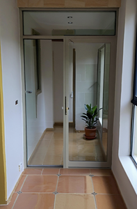 Design intérieur moderne personnalisé en alliage d'aluminium enceinte de balcon en verre insonorisé avec pont-<span class=keywords><strong>porte</strong></span> à battants cassée pour villas - Product Image 3