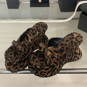 Nouvelles sandales compensées confortables à talon épais et nœud, imprimé léopard, à bride unique, pour femme, idéales printemps-automne - Product Image 1