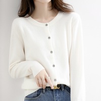 Nouveau cardigan tricoté anti-rides à col rond pour femme, coupe ample grande taille, couleur unie, orné de perles, vêtement d'extérieur décontracté pour l'hiver