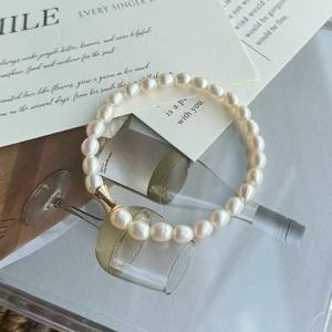 Brazalete de Cuero de Alta Calidad con Perlas de Agua Dulce en Forma de Arroz de 5-6 mm, Diseño Elástico para Cintura Pequeña - Product Image 2