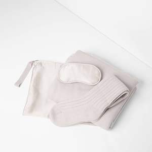 Produsen 2025 pesanan khusus hangat selimut rajut kaus kaki masker mata nyaman Set perjalanan kasmir 100% campuran dengan kantong tas - Product Image 3