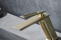 A0218H Robinet de lavabo vertical pour salle de bain Robinet d'évier en cuivre avec bobine en céramique Mélangeur d'eau chaude et froide Robinet de lavabo à poignée unique