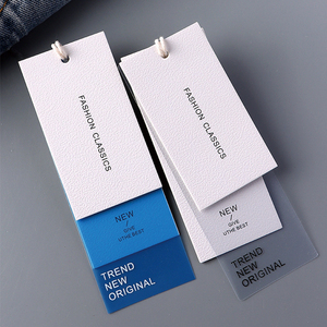 Venta al por mayor de lujo logotipo personalizado en relieve ropa etiqueta colgante de papel grueso etiqueta colgante de ropa blanca doblada etiquetas y etiquetas - Product Image 5